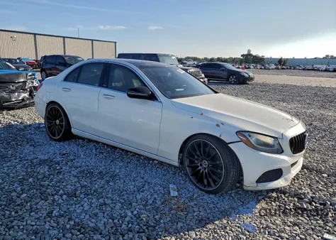 2018 Mercedes-Benz C 300 z USA, uszkodzony, nr VIN WDDWF4JB6JR330485